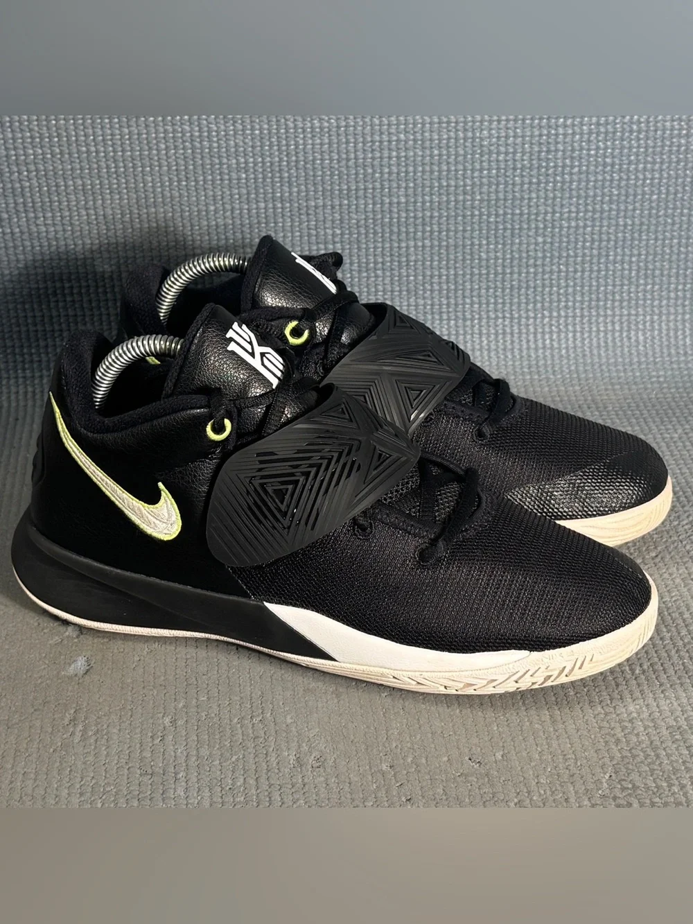 Nike Boy’s Kyrie Flytrap III Black/White-Volt (GS)  Shoes BQ5620-001 Size 7Y